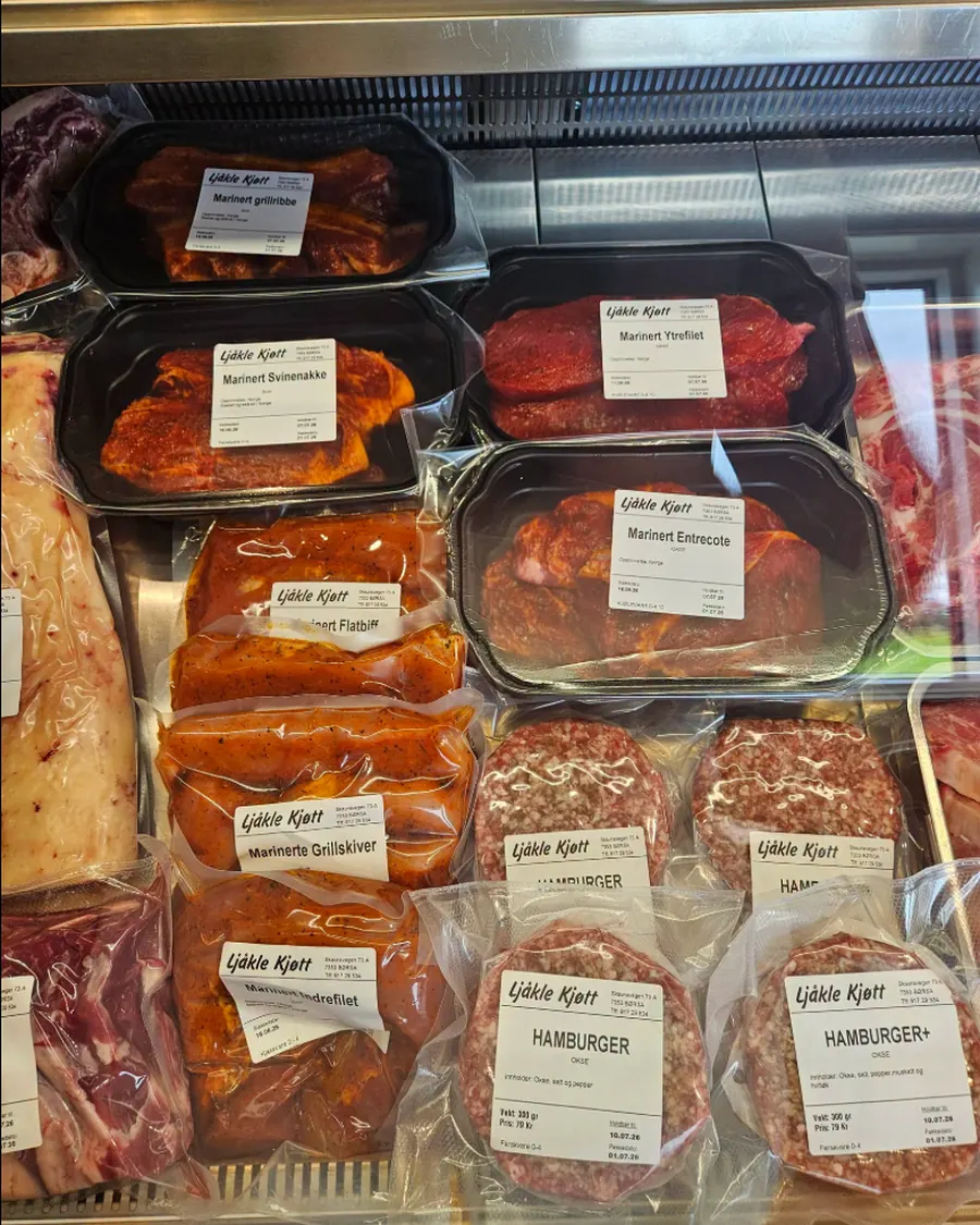 Disken i gårdsbutikken med marinert svinenakke, entrecote, grillskiver og hamburgere merket Ljåkle Kjøtt